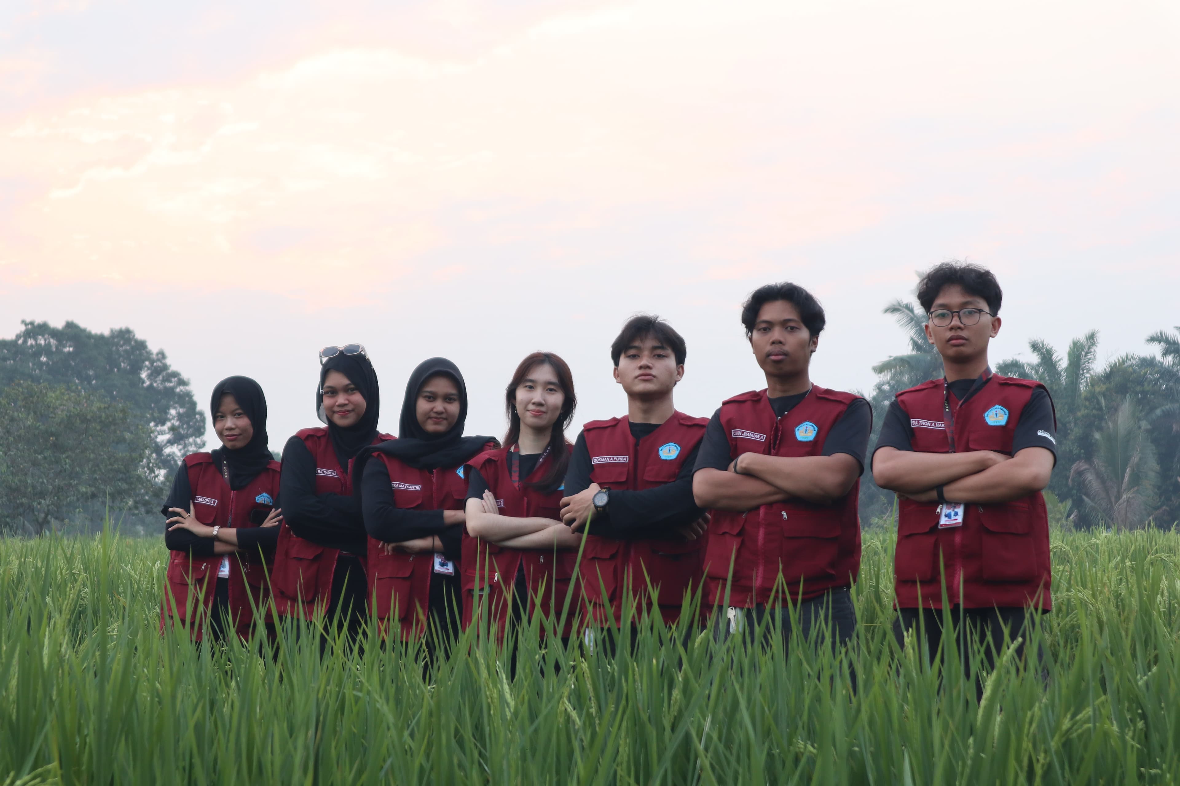 Tim KKN Tematik Literasi Universitas Lampung berfoto bersama di persawahan Desa Margomulyo